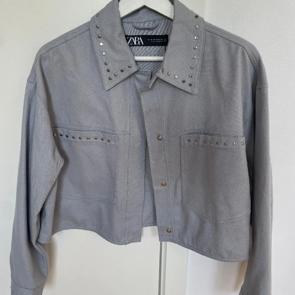 Säljer denna oanvända overjacket på grund av att den inte kommer till användning!🤩. Takit.