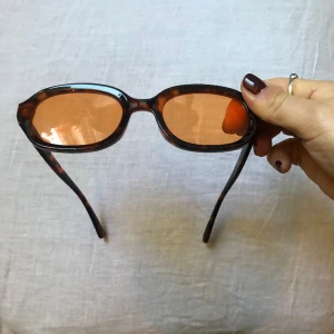 Retro solglasögon - Väldigt 70-tal! Använd enstaka gånger så är i väldigt bra skick!