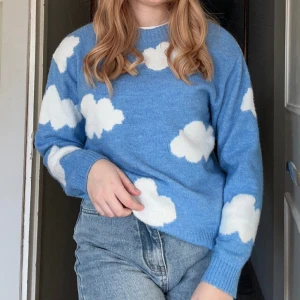 Himmelströja - Superfin ljusblå tröja med moln! Passar strl XS/S. Stickad och mysig.