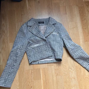 Kort kostym kavaj  - Super snygg kavaj som är bekväm, säljer för att den är för liten :(  