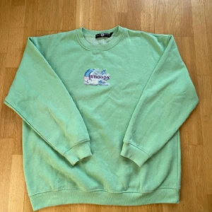 Grön Sweatshirt - Riktigt unik sweatshirt från Daisy Street med trycket Whoops. Riktigt skön och oversized passform. Storlek S-L beroende på önskad passform. Köp direkt för 149kr 💚