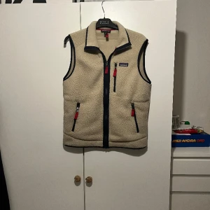 Patagonia väst - Säljer denna asfeta väst i stotlek smal som är perfekt till de kyliga vädret. Skick 9/10 då den knappt är använd. Nypris: 1300:- mitt pris 900:-
