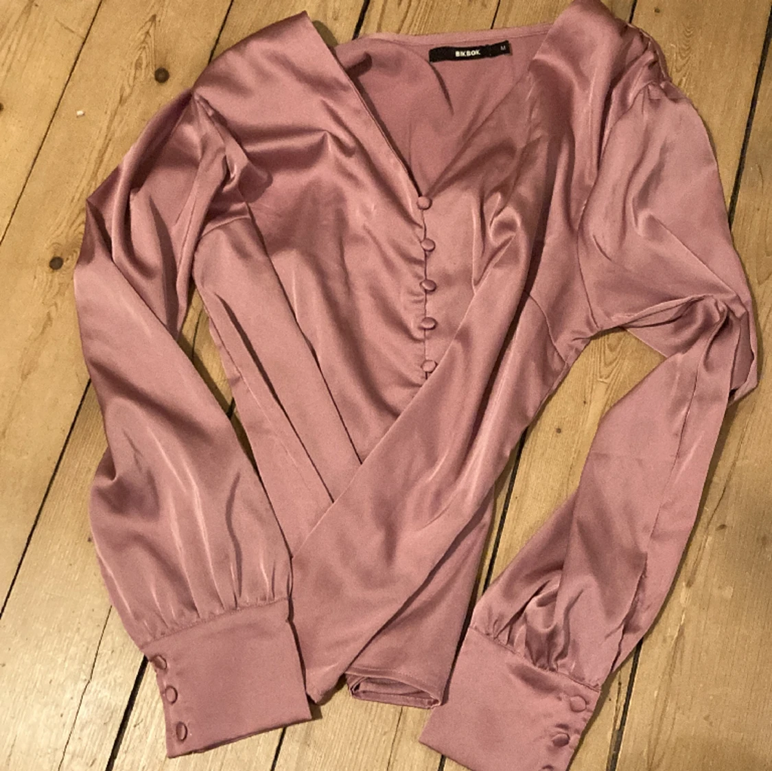 Rosa blus med vackra detaljer