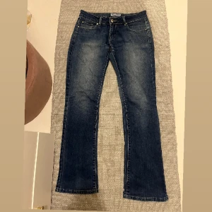 Lågmidjade bootcut jeans  - Lågmidjade bootcut jeans, har ett litet hål som visas på bilden därav priset. Tryck köp nu om du vill köpa❤️‍🔥