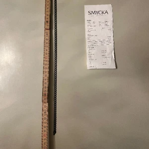 Perfekt studentpresent till en kille - Ett mycket fint halsband till killar i äkta svart silver. Sonen fick det i present och vill inte ha det längre. Använt endast ett fåtal gånger. Kedjan är platt. Se bilder. Kvitto finns 😁