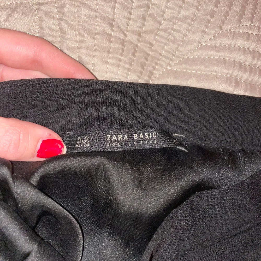 Kort svart kjol från Zara, endast testad. . Kjolar.