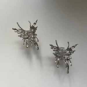 Y2k Små Fjäril Hårklämmor - 2 st små designer fjärils-hårklämmor från märket Sumiyaki. Har fätt väldigt många komplimanger för dem. Perfekt för alla uppsatta frisyrer, som tex: att ha i flätor, buns, tofsar, pigtails m.m Skick: Nyskick! 