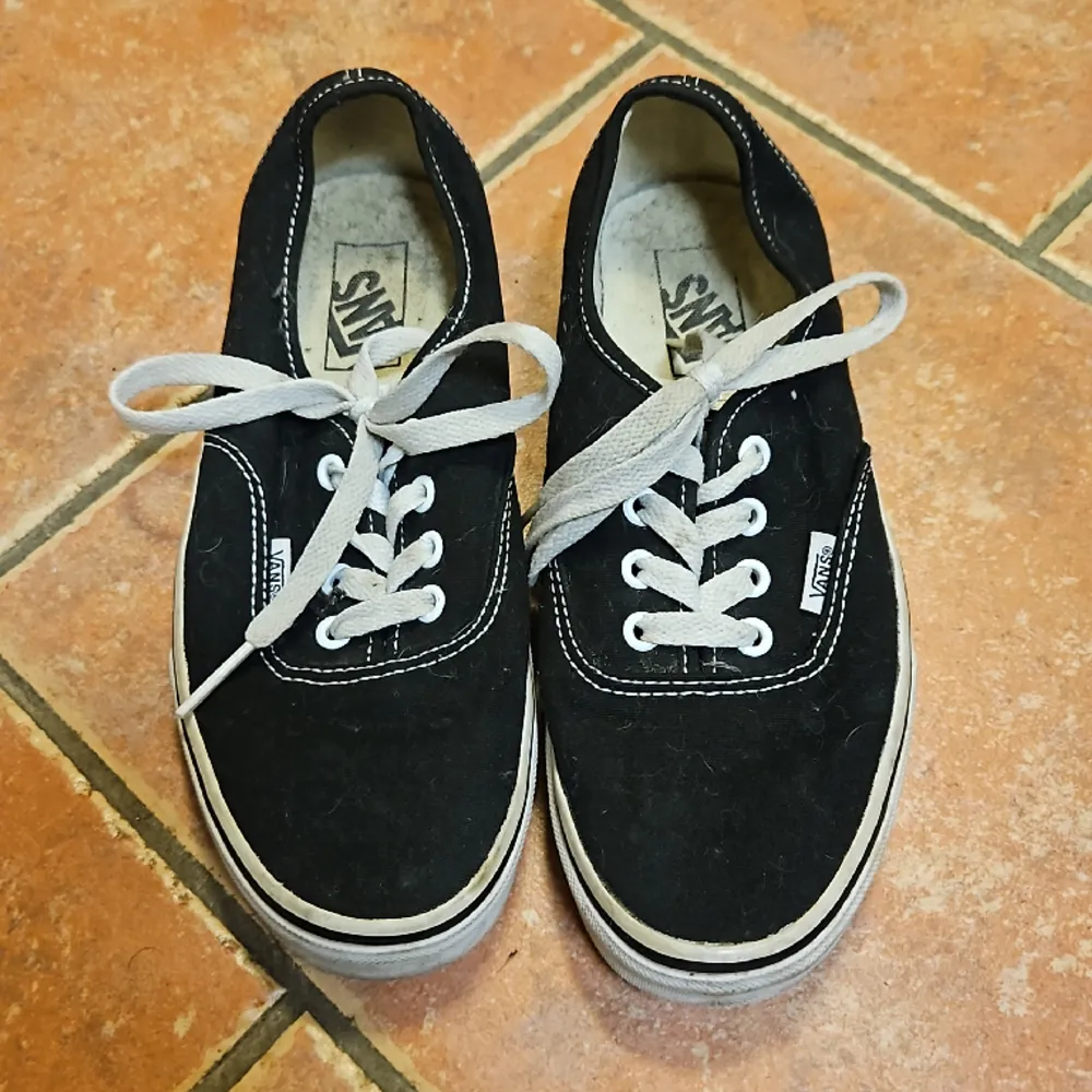 Låga vans i helt okej skick, och i storlek 41, 150 kr  och converse med hög sula har använt 1 gång och storlekar 38 men även jag som e 39 kan använda de. 600 kr (Köparen står för frakten) Pris kan diskuteras.   . Skor.