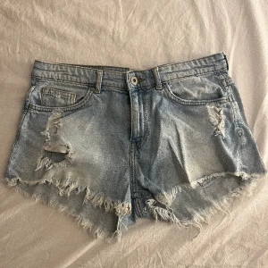 Lågmidjade jeansshorts  - Säljer ett par ursnygga lågmidjade jeansshorts från Hm, jag köpte de från sellpy men de var för stora så nu säljer jag vidare de💗