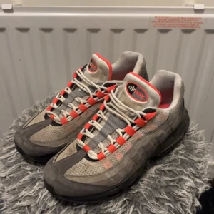 Nike air Max 95 OG röda  - 6/10 skick 