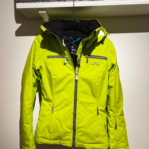 Skidkläder - Helt nya skidkläder, oanvända med prislappen kvar på båda delarna. Fin limegrön färg. Storlek XS på jackan och storlek S på byxan. 