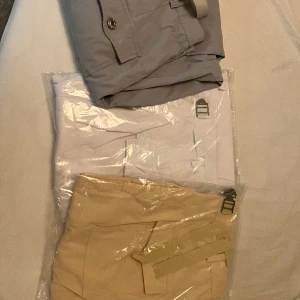 Cargo pants - Vita & beige inte öppnade, gråa bara testade.  Beställde i en för stor storlek, byte eller paketpris för alla tre. 