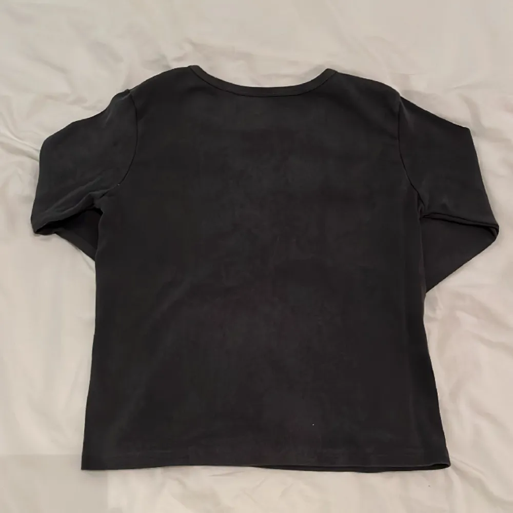 En långärmad mörkgrå tröja från Brandy Melville, aldrig använd och inga defekter 💘 . Toppar.