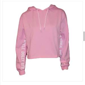 Dollystyle hoodie rosa (Molly) oöppnad från kollektionen ”My team”. Storlek M, nypris 349