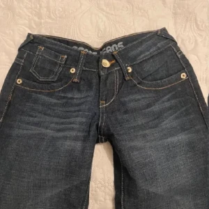 Lågmidjade jeans  - Jättefina jeans i bra skick som säljs vidare då de ej passar. Midjemått: 32 cm. Innerbenslängd: 85 cm. Hör av er om ni har frågor! ❤️