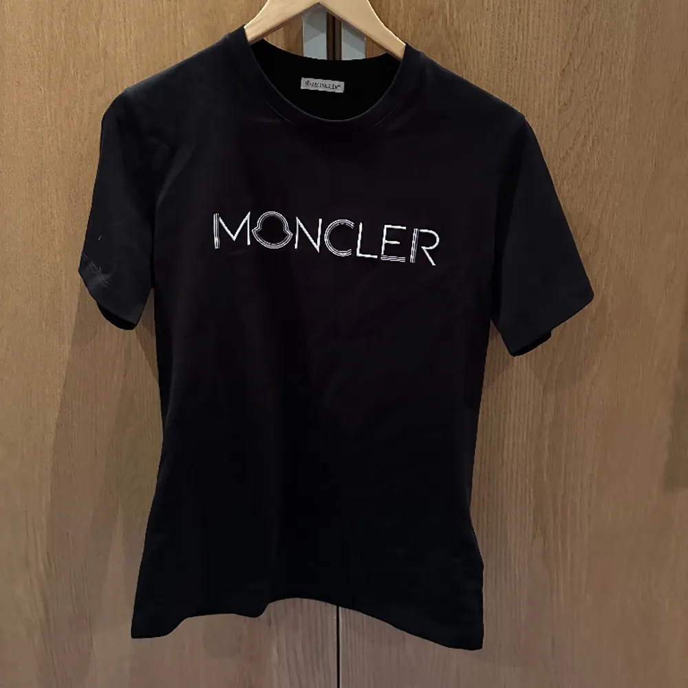 Säljer denna jätte fina moncler t-shirt som jag köpte på nk i Göteborg. T-shirts.