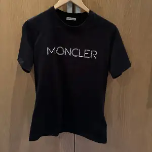 Säljer denna jätte fina moncler t-shirt som jag köpte på nk i Göteborg