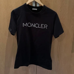 Moncler t-shirt - Säljer denna jätte fina moncler t-shirt som jag köpte på nk i Göteborg