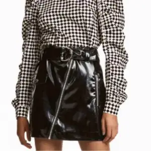 Cool kort lackad/latex kjol, använd en gång 🖤