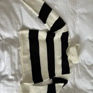 Säljer denna stickade tröjan ifrån Lindex i storlek 170. Den är aldrig använd, endast testad. Säljer den för att den aldrig kommit till användning. Skriv vid fler frågor osv.❤️