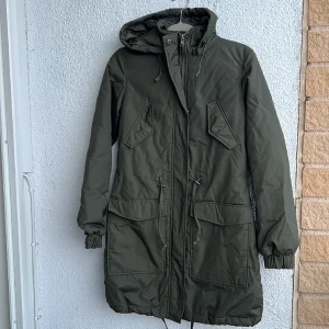 Grön lång jacka från Vila - Grön lång jacka/kappa från Vila. Strl S. Bra skick! 