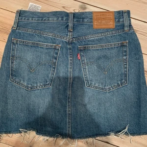 Levis kjol - Säljer denna knappt använda Levis jeanskjolen då den är lite för stor för mig. Storlek 26 och skulle säga att den passar någon med xs-M. Är i superbra skick och väldigt fin till sommaren! 💞