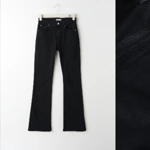 Svarta utsvängda jeans - Säljer dessa svarta midwaist-utsvängda jeansen från ginatricot. Dem är i väldigt bra skick och säljer då dem inte kommer till användning längre. Jag är 169 och dem är i perfekt längd för mig, skulle passa lite längre också. Kostar 500 original pris❤️