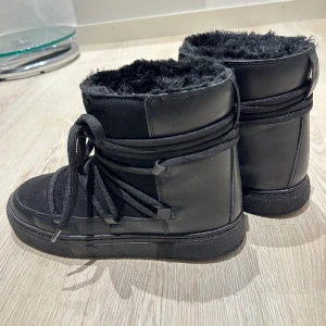 Skor - Vinterskor liknande Inuikii🌟 Knappt använda. Varma, snygga och supersköna. Säljer pga för små💖