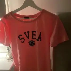 Snygg Svea t-shirt som är använd 2 gånger mycket fint skick. Skriv om ni vill ha mer bilder elelr har någon fundering☺️💕