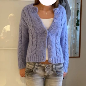Ljusblå tjock stickad kofta - Säljen denna jäätefina ljusblåa stickade koftan med knappar, ganska tjockt stickad