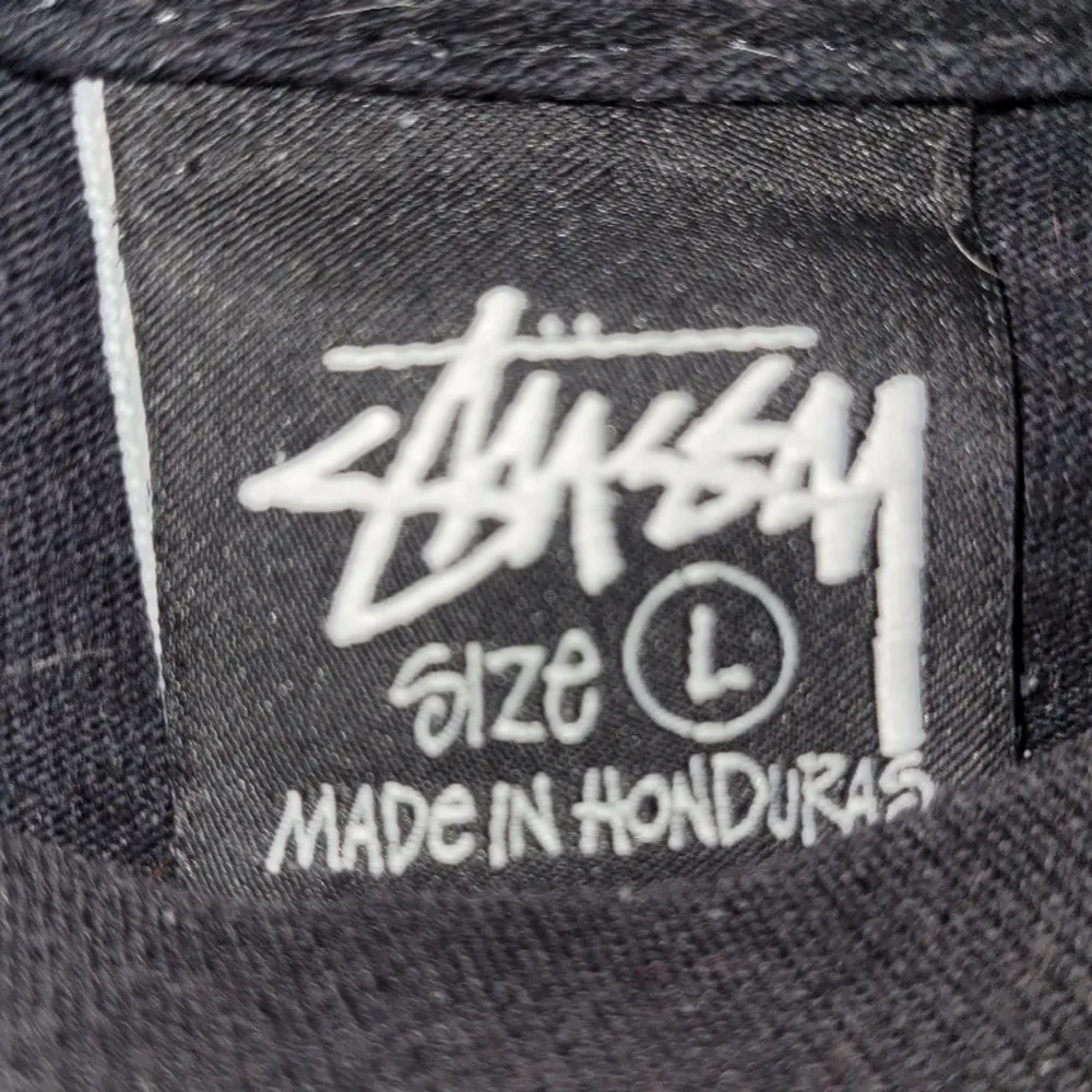 Snygg stussy tröja i helt okej skick Priset kan nog diskuteras vid snabb affär🔥🔥. T-shirts.