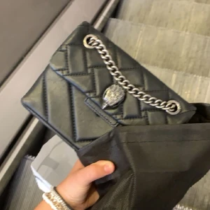 Kurt geiger Väska💘 - Super snygg svart Kurt geiger väska i liten modell som säljs då den ej kommer till användning längre! Har tecken på användning men inget man tänker på när man har på sig den osv (bilder kan fås)💘 Dustbag medföljer! (Kan bytas mot något i samma värde)