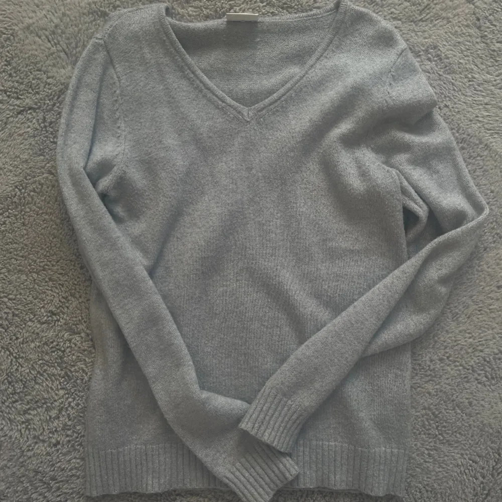 Säljer denna stickade tröjan från vila pågrund av att den aldrig används❤️ Skriv till mig innan du köper plagget!!!. Stickat.