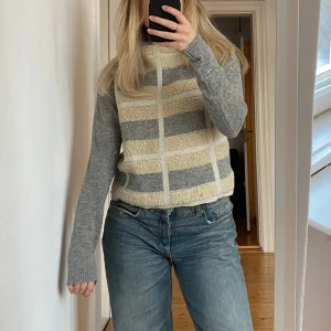 Unik varm tröja - Otrolig tröja från House of Dagmar! Supersnygg och jättecool, får mycket komplimanger när man har den på. En varmt stickad tröja som är perfekt till vintergarderoben.💗💗  Liiten fläck längst ner (se bild) går säkert att tvätta med lite vanish🫶🏼