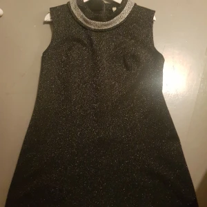 🖤Underbar glityerklänning🖤 - A-linjad. 60 eller 70 tal. Storlek 46, uppskattar till 40 dagens storlek. 100% polyester   Längd: cirka 84 Armhåla armhåla: cirka 47, mer plats för byst i mitten   Otrolig skick för ålder. Fortfarande kolsvart. Nån lös tråd. Ej fållad nertill.  Mer bilder