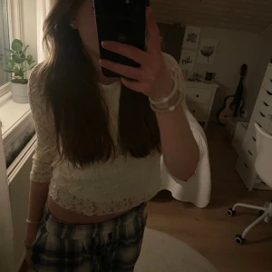 Jättesöt vit topp  - Jättefin men kommer tyvärr inte till användning längre. Superbra skick. Hör av er vid frågor💘  