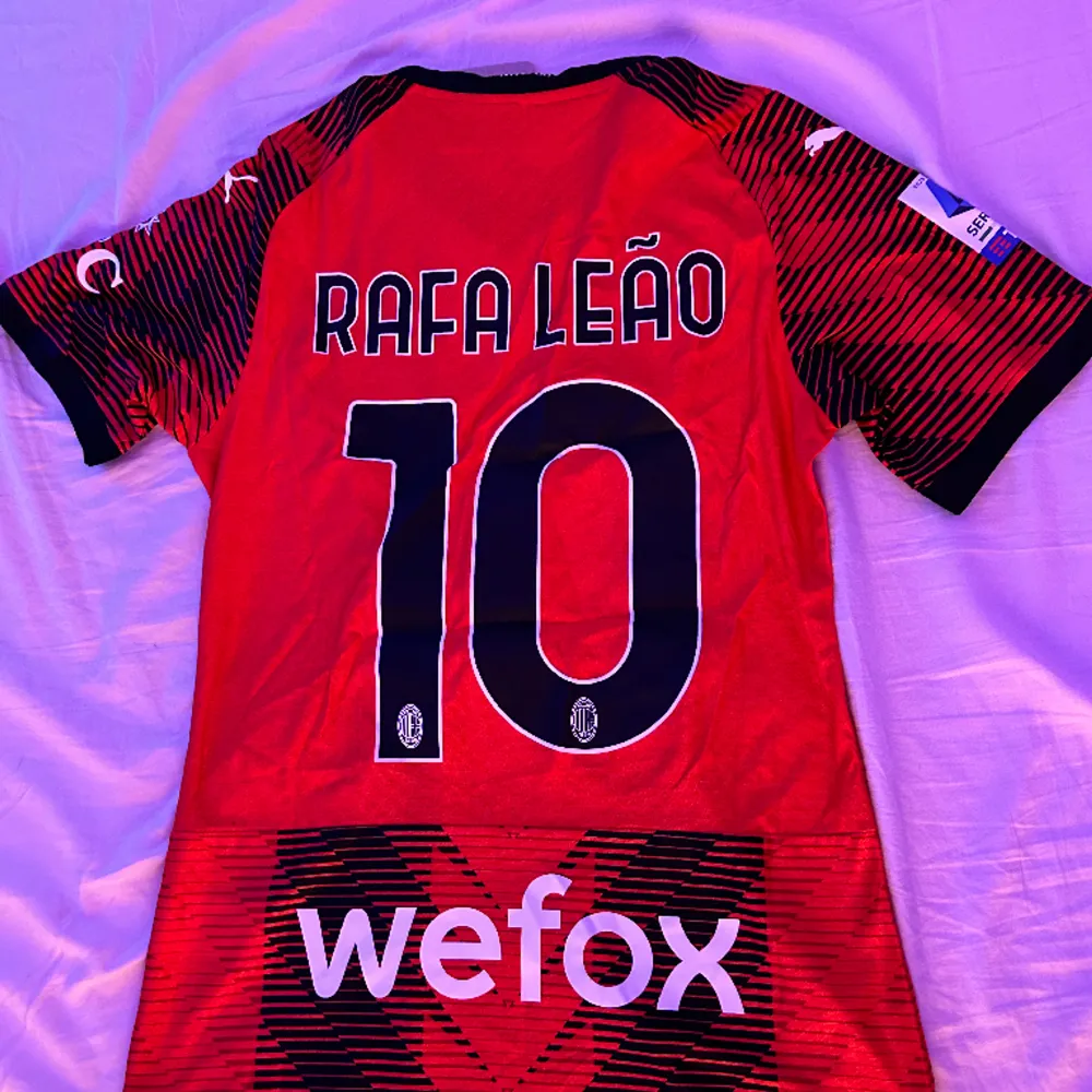 säljer min helt oanvända Rafael Leao nummer 10 matchtröja till billigt pris, tröjan är äkta men jag behöver inte den och säljer därmed för billigt pris. . T-shirts.