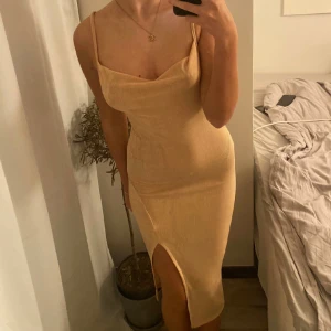 Klänning  - Figur passande klänning, framhäver figuren jätte fint som skims🌺 använd 1 gång och jätte skön att ha på sig på sommaren.