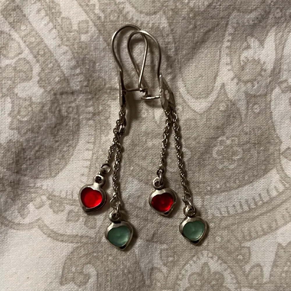 Ett stil rent silver set med ett halsband och två par örhängen! . Accessoarer.