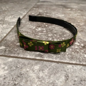 Diadem  - Blommig grön diadem. Kika gärna på mina annonser, säljer mycket:) 