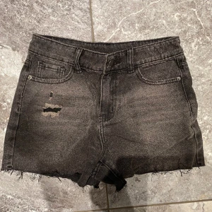 Jeanshorts - Svarta Jeanshorts. Använda endast en gång. Säljer ett par blå likadana. Stl 158 vilket motsvarar xs. Kika gärna på mina annonser, säljer mycket:) 