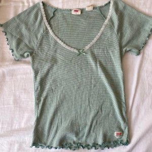 Grön topp från Levis  - Använd 1 gång. Passar strl xs-s. 