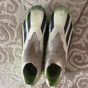 Adidas crazy fast laceless  - Säljer dessa crazy fast som inte ja använder längre 10/10 skick inga skador alls. Lite smutsiga men kan tvättas enkelt. Pris kan diskuteras!!!