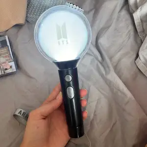 Inte äkta lightstick ( armybomb ) från bts men går att koppla till bts officiell lightstick appen ( så man kan koppla till konsert och byta färger som på sista bilden) photocards ingår