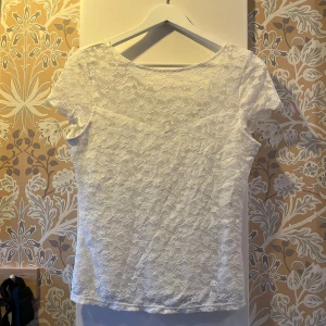 Spetstopp  - Vit spetstopp från Vila. Aldrig använd av mig, endast provad. Köpte den på Vinted men den är i fint skick.  Strl M 