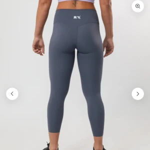 Grå/Lila Träningstights - Tights från RX Performance, knappt använda pga knepig färg enligt mig, varken grå elr lila! Sparsamt använda, passar nog XS bättre än S, pris kan diskuteras vid snabb affär