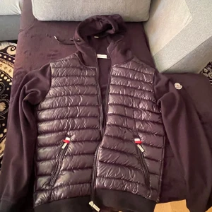 Moncler Cardigan  - Tjena, säljer min moncler cardigan för 900kr. Den är använd ett par gånger, skick 10/10.