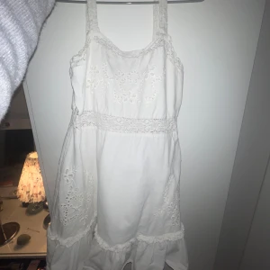 Klänning  - Klänning från zara, säljer då den är för kort på mig. Är 167 cm