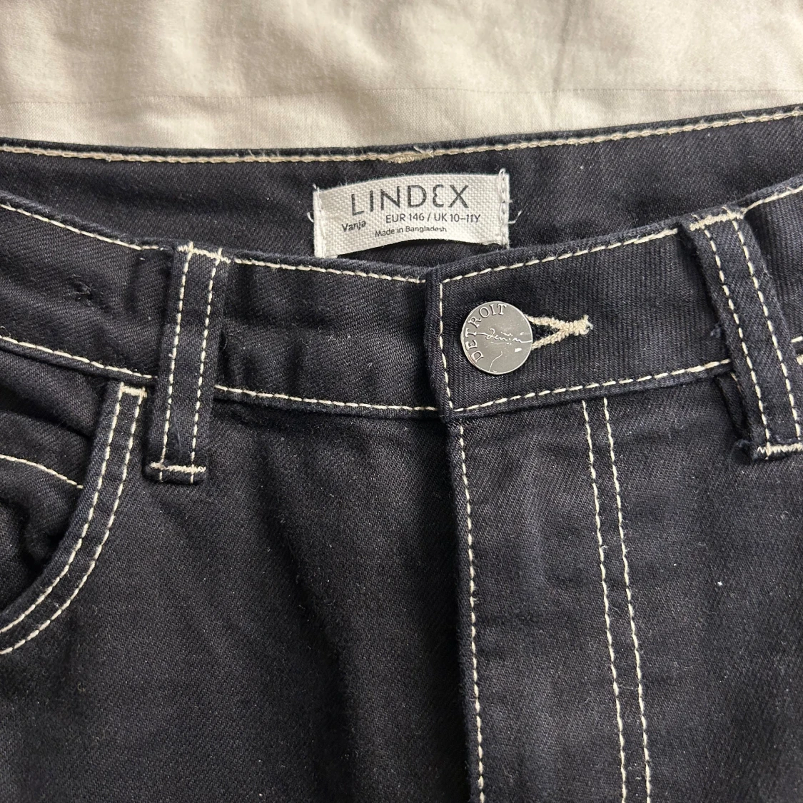 Svarta jeans med tydliga sömmar - 92
