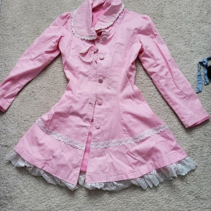 Söt jacka - Jättegullig vintage rosa jacka! Använd en gång men köpt second hand. Kommer med 3 rosetter som man kan sätta på jackan eller i håret!